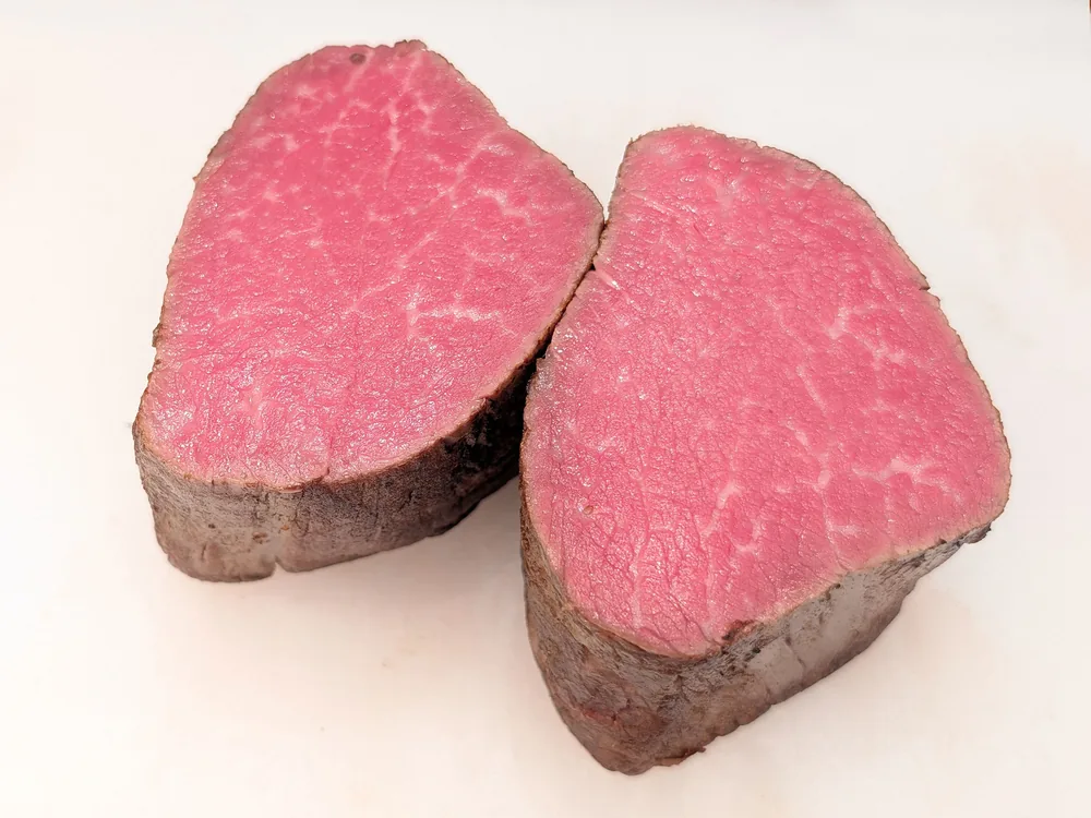 御嘉(おか) 但馬牛熟成肉ローストビーフの断面。ロゼ色のシャトーブリアン