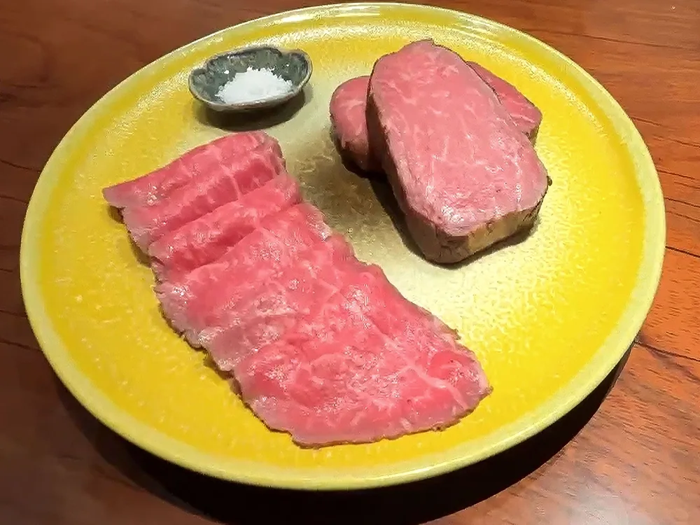 御嘉（おか） 盛り付け。薄切りと厚切り、二つの味わい