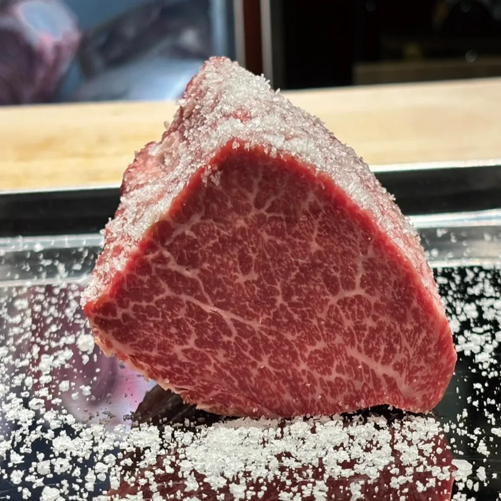 仕込み一日目 ドライソルティング。塩をまとった但馬雌牛の断面