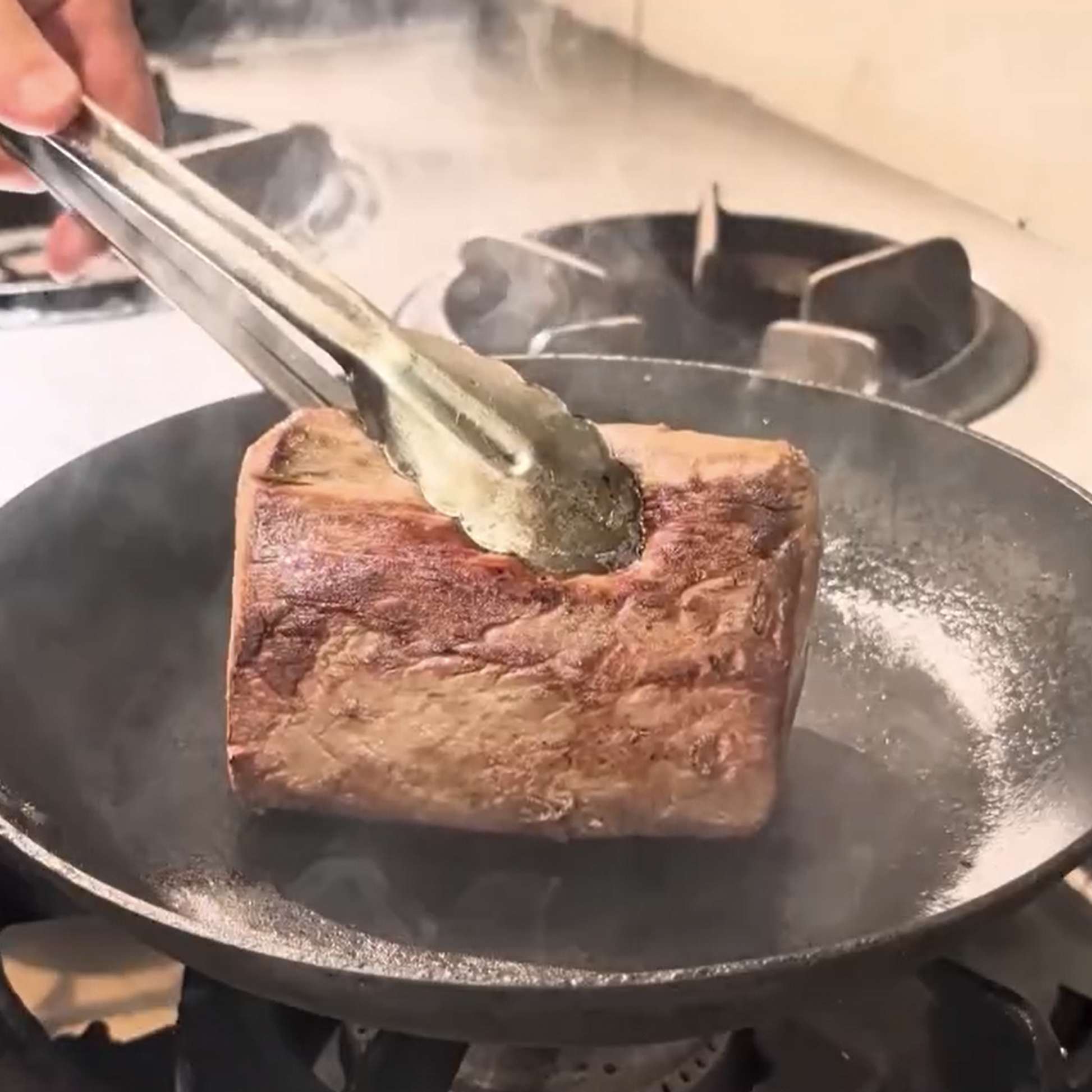 但馬牛シャトーブリアンの塊をフライパンで火入れする