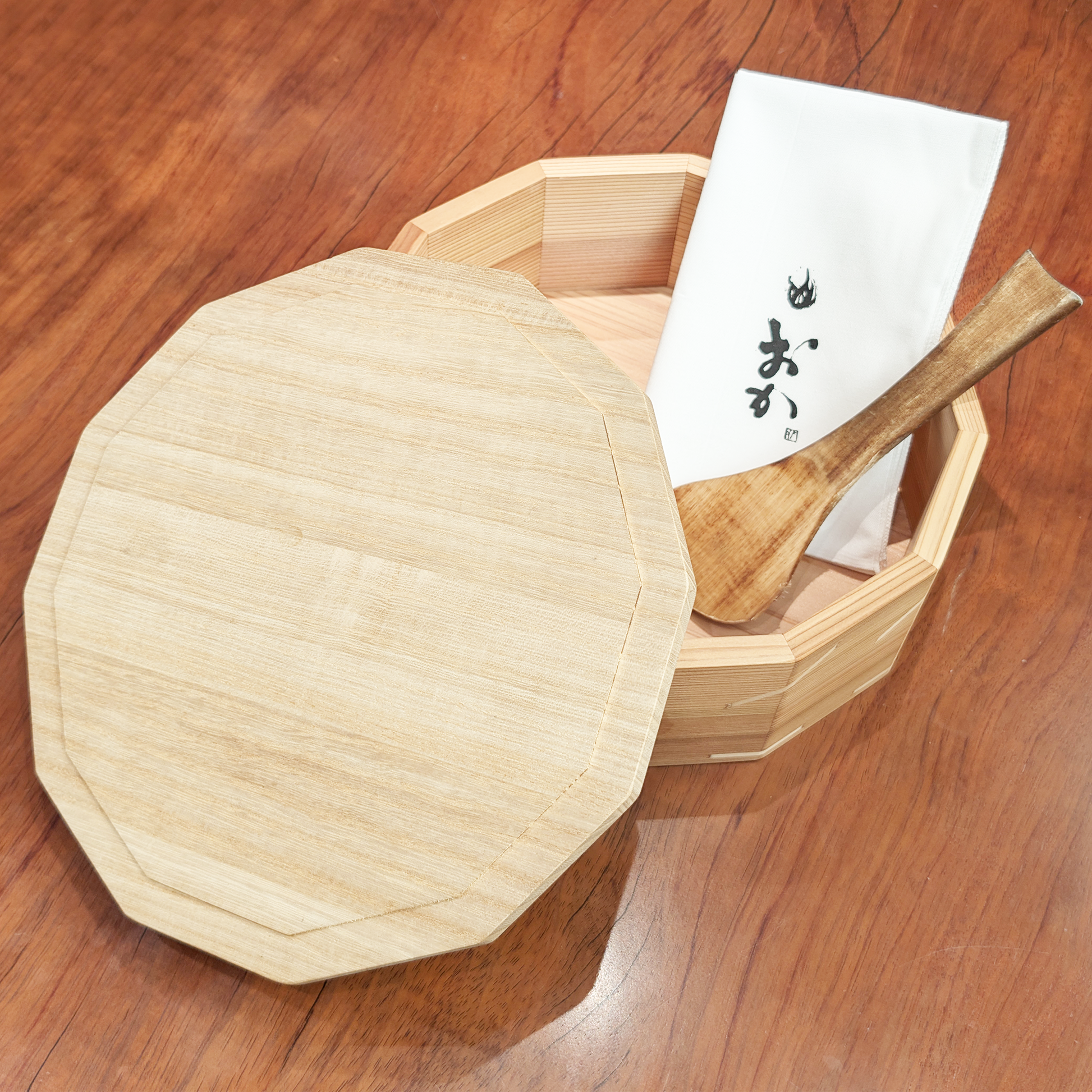 よろずおひつの蓋と「おか」ロゴ入りさらし