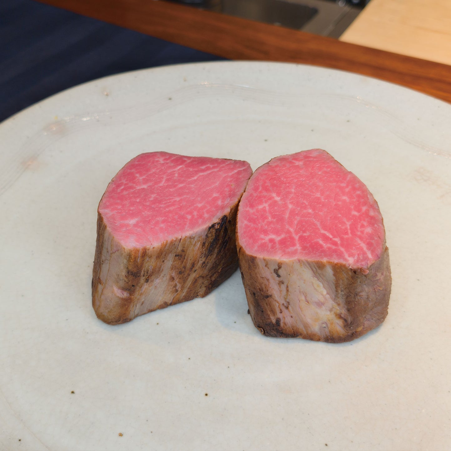 器に盛った御嘉 但馬牛ローストビーフの厚切り