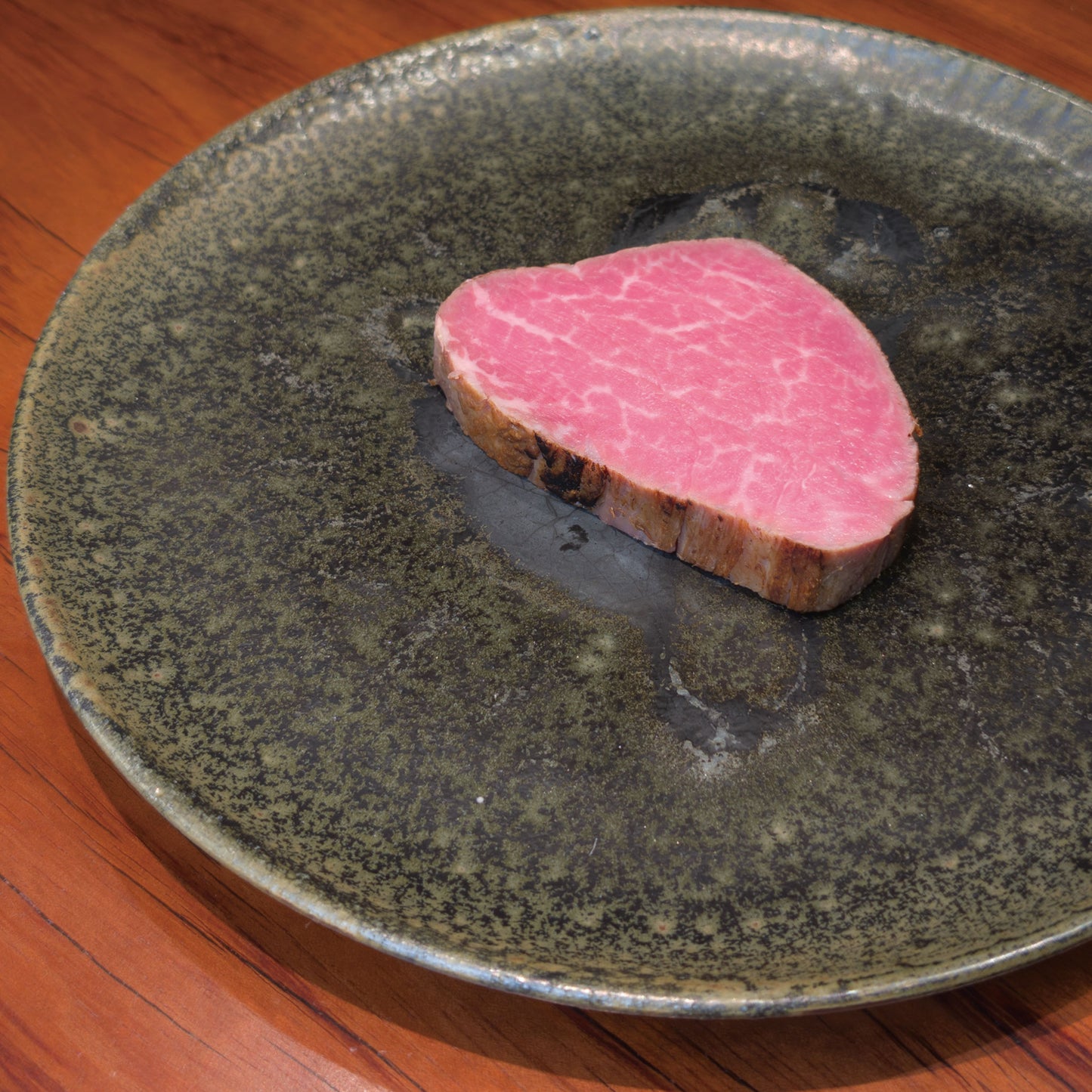 御嘉 但馬牛ローストビーフの厚切りの断面