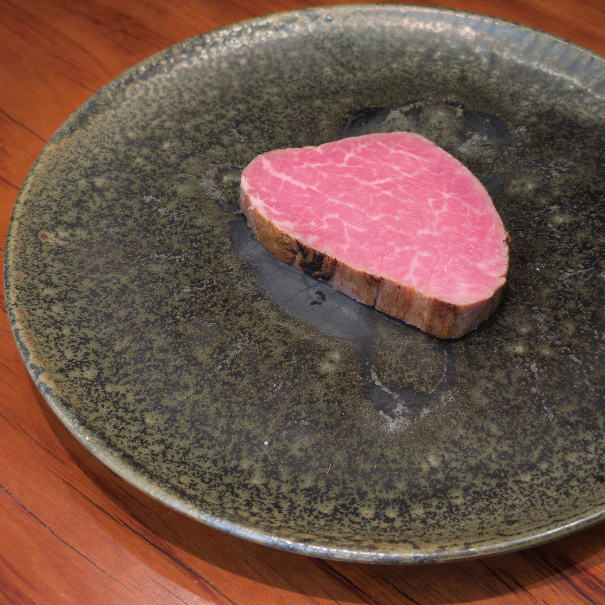 御嘉 但馬牛ローストビーフの厚切りの断面