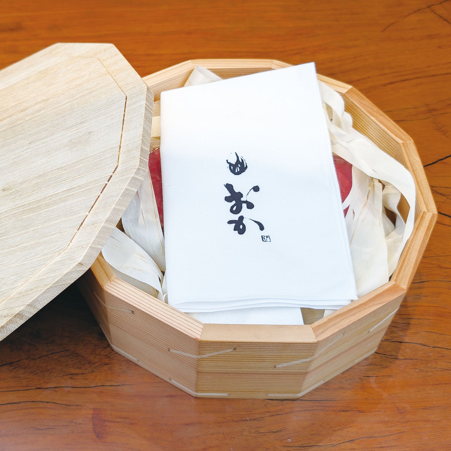 よろずおひつと「おか」ロゴ入りさらし、豆皿。朝倉家具の木製おひつ