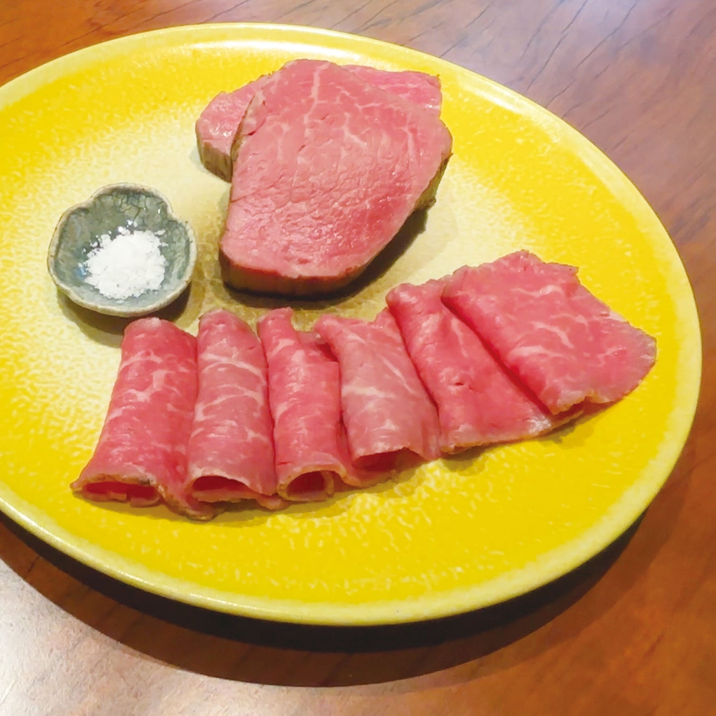 黄色い器に盛った御嘉 但馬牛ローストビーフの薄切りと厚切り、天日塩